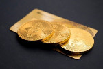 Bloomberg: курс биткоина и цена золота в 2022 году