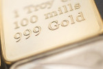 Цена золото снова торгуется на максимуме 6 лет