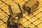 Золото сопротивляется шторму на валютном рынке