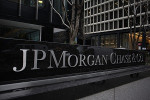 JP Morgan выступил против доллара, но за золото