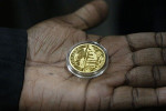 Золотые монеты Зимбабве против роста инфляции