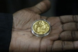 Золотые монеты Зимбабве против роста инфляции