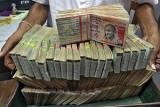 В Индии запретили хождение крупных купюр денег