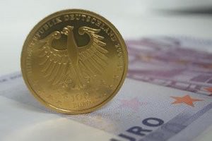 Золото преодолело отметку в 1000 евро за унцию