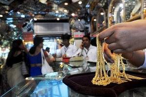 Сколько золота Индия импортировала в апреле 2015?