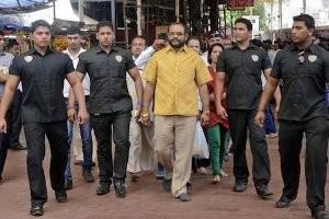 Индийский политик и его золотая рубашка