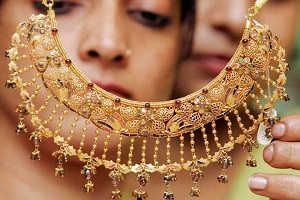 Индия: рост спроса на золотые украшения