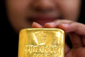 Граждане Индонезии в панике скупают золото