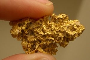 Снижение качества месторождений поддержит золото