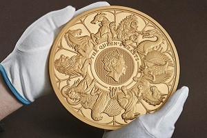 Золотая монета «Звери Королевы» массой 10 кг.