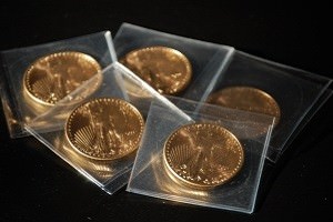 Жители США скупают монеты из золота и серебра