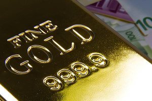 Золото стабильно после рекордного роста выше 2000$
