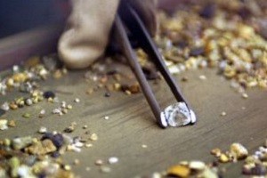Создаст ли Зимбабве валюту на основе золота и алмазов?