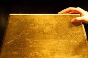 Аналитика: золото упёрлось в сопротивление, рубль слабеет